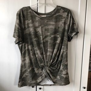 UNIVERSAL THREAD Front-Knot Camo Tee